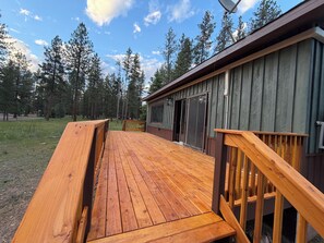 Terrace/patio - 3-bedroom cabin in delightful Seeley Lake with cozy charm (Seeley Lake)