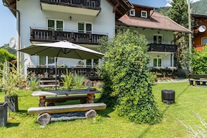 Outdoor dining - Apartment 'Kuhglocken' with Mountain View, Shared Garden and Wi-Fi (Döbriach)