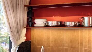 Family Studio | Private kitchen | Mini-fridge, stovetop, cookware/dishes/utensils