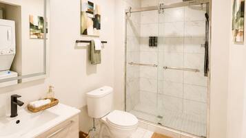 Regadera, secadora de cabello, bidet, toallas