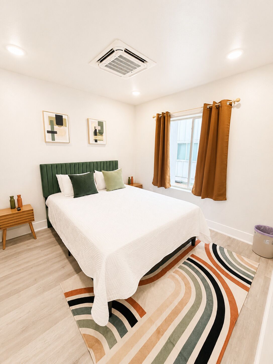 Tabla de planchar con plancha, wifi y ropa de cama 