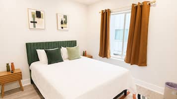 Tabla de planchar con plancha, wifi y ropa de cama