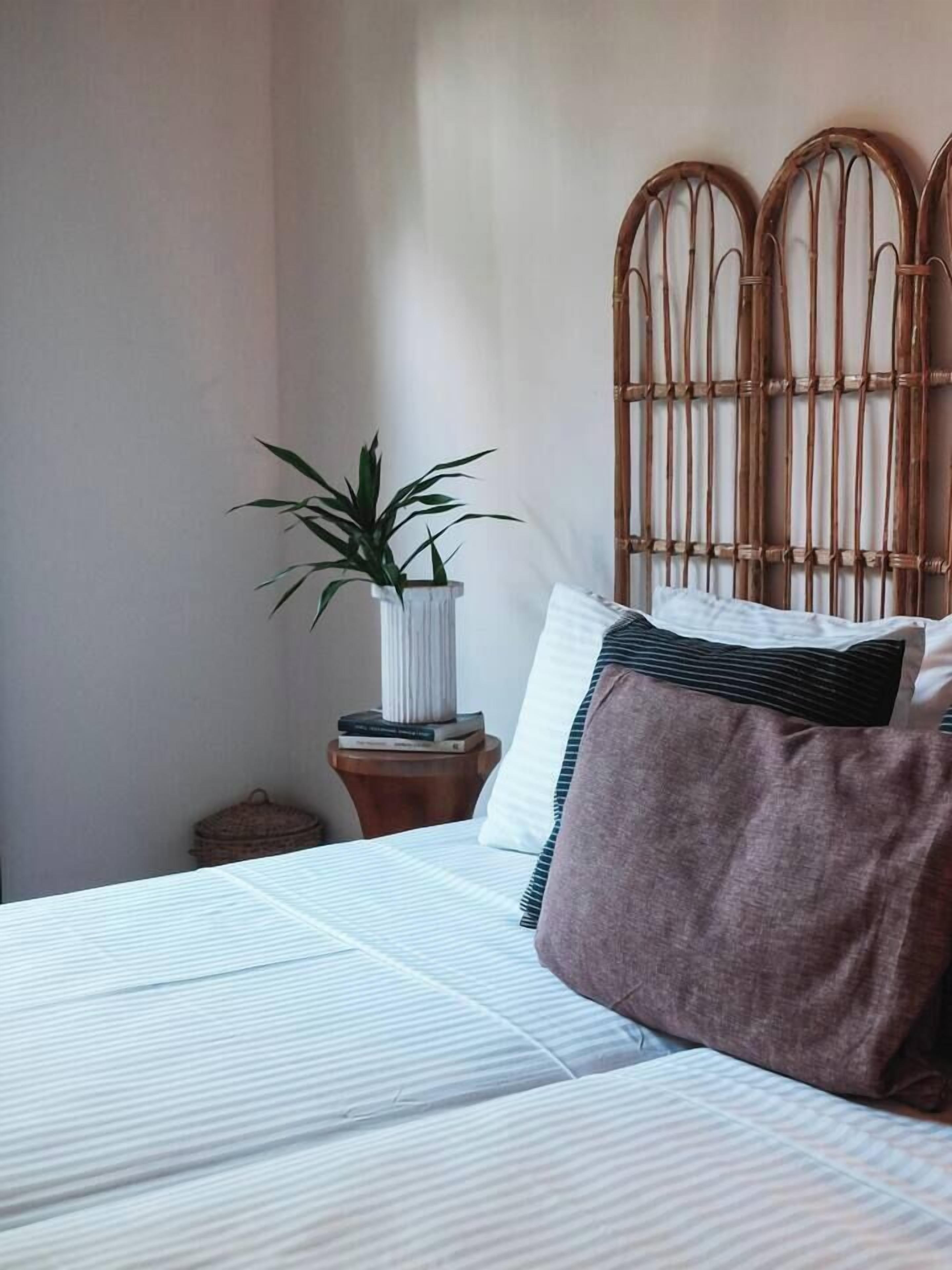 Desk, WiFi, bed sheets