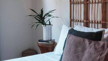 Desk, WiFi, bed sheets