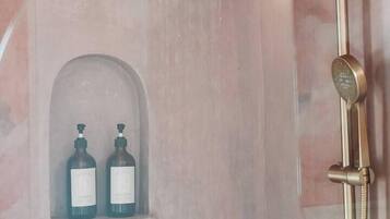 Serviettes fournies, savon, shampooing, papier de toilette