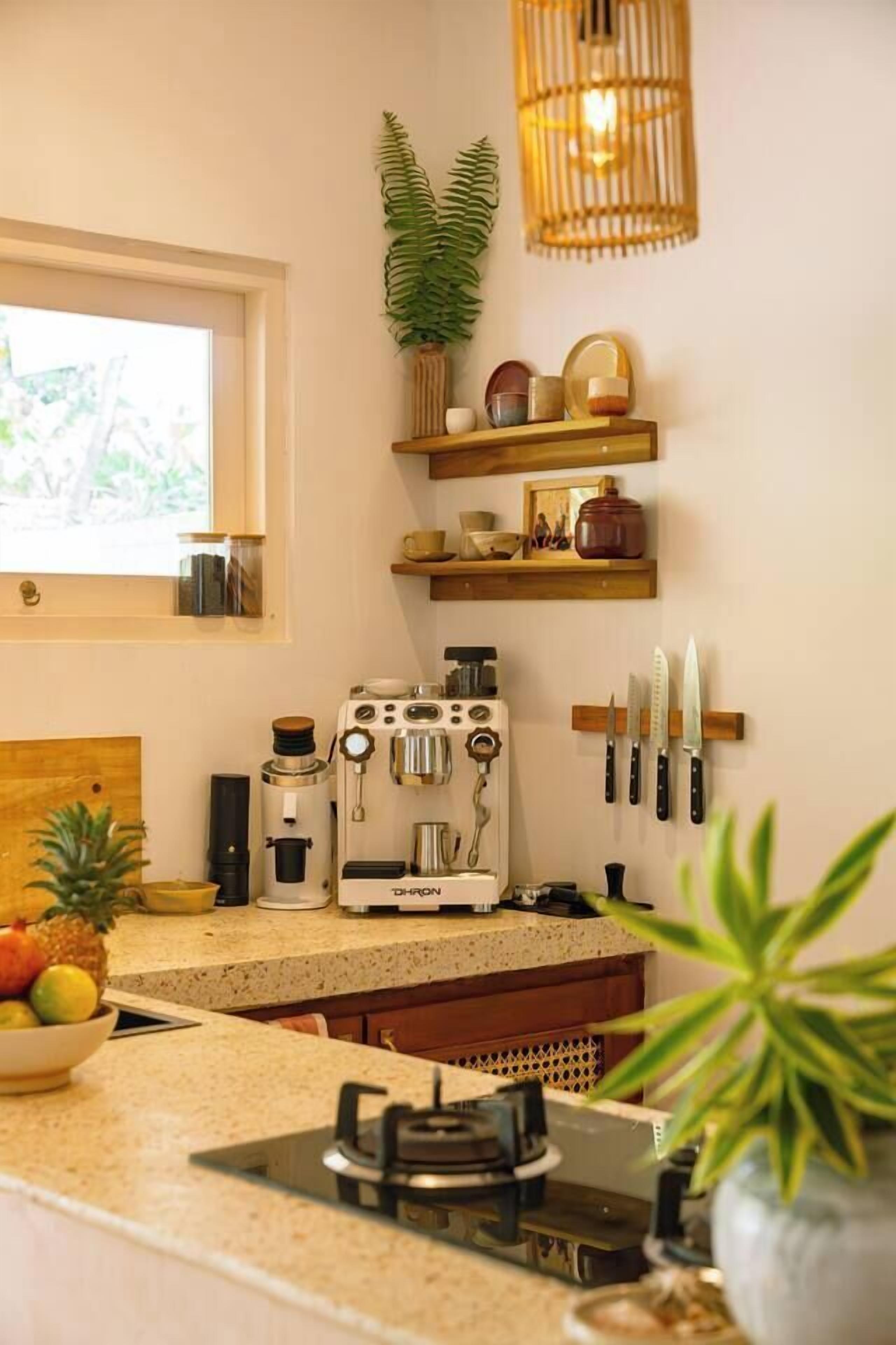Geladeira, cooktop, cafeteira/chaleira, chaleira elétrica