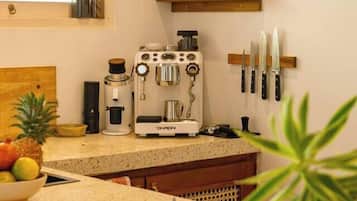 Geladeira, cooktop, cafeteira/chaleira, chaleira elétrica