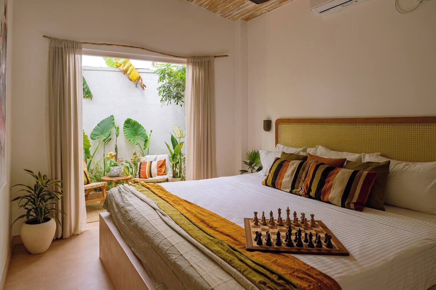Escrivaninha, ferros/tábuas de passar roupa, Wi-Fi, roupa de cama