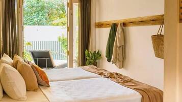 3 bedrooms, desk, WiFi, bed sheets