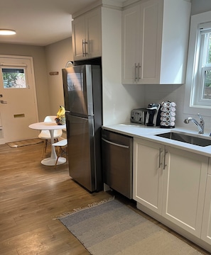Private kitchen - Newly renovated modern home away from home. Steps away from Deep cove strip. (North Vancouver)