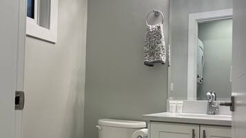 Haartrockner, Handtücher, Seife, Toilettenpapier