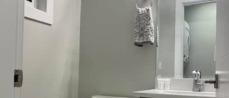 Haartrockner, Handtücher, Seife, Toilettenpapier