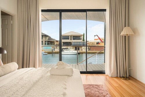 Waterfront Halls Head Retreat – Sleeps 8, Spa & Home Theatre