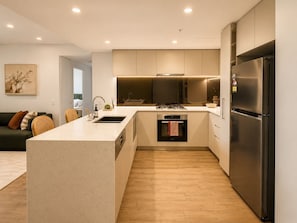 Private kitchen - Koala Sky Suite | River & City Views (Brisbane City)