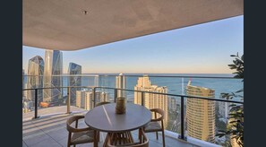 Apartamento clássico | Opções para refeição ao ar livre