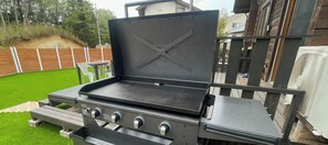 A barbecue grill with four burners, a side table, and a grill cover. - Tabinoteitaku WOOD STAY Yamamoto (Yamamoto)