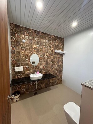 Villa | Bathroom | Towels, soap, shampoo, toilet paper - Studios By Ritumbhara (Bhilarewadi)