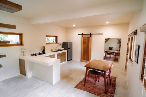 Entire cozy surfer's house in heart of GL - two stories and outdoor area
