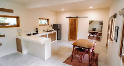 Entire cozy surfer's house in heart of GL - two stories and outdoor area