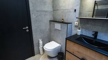 Douche, sĂšche-cheveux, serviettes fournies, savon