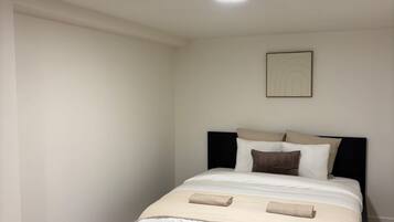 1 slaapkamer, een strijkplank/strijkijzer, gratis wifi, beddengoed