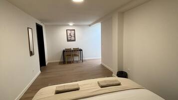 1 slaapkamer, een strijkplank/strijkijzer, gratis wifi, beddengoed