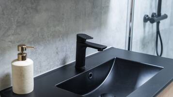 Een douche, een haardroger, handdoeken, zeep