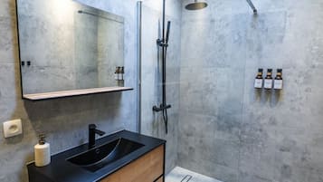 Douche, sèche-cheveux, serviettes fournies, savon