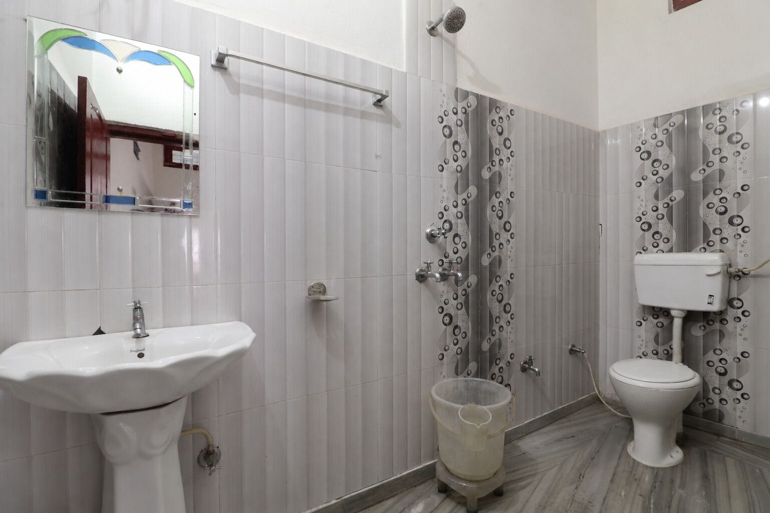 Habitación básica doble | Baño | Regadera y toallas 