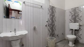 Habitación básica doble | Baño | Regadera y toallas
