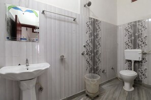 Quarto casal básico | Banheiro | Chuveiro, toalhas de banho