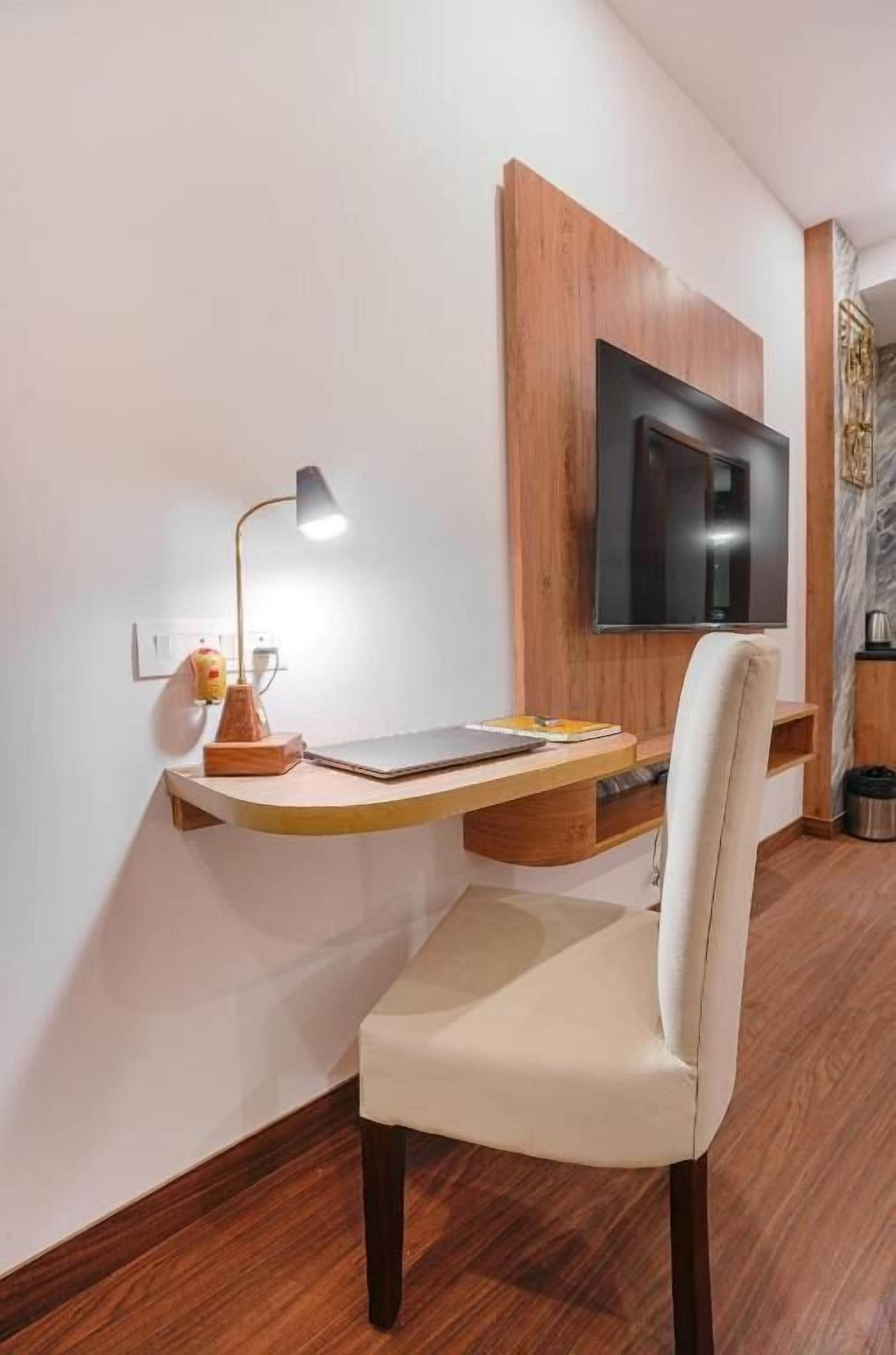 Deluxe Double Room, Balcony, Mountain View | Interior