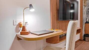Deluxe Double Room, Balcony, Mountain View | Interior