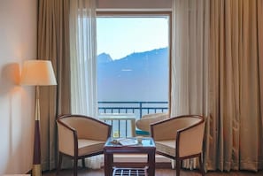 Phòng đôi Deluxe, ban công, quang cảnh núi | Nội thất