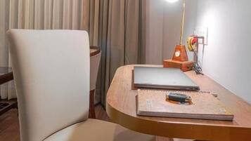 Deluxe Double Room, Balcony, Mountain View | Interior