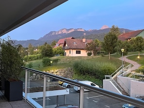 Property grounds - Bright and quiet apartment with lake and mountain views, terrace, (Neuvecelle)