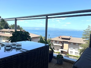 Property grounds - Bright and quiet apartment with lake and mountain views, terrace, (Neuvecelle)