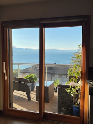 Interior - Bright and quiet apartment with lake and mountain views, terrace, (Neuvecelle)