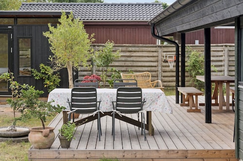 Charming 70s retreat near beach and peaceful vibe