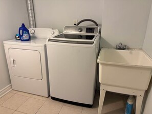 A laundry area with a washing machine, a dryer, and a sink. - Entire Privatesuite Separate Entrance Free Parking (Richmond Hill)