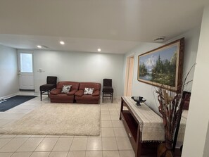 House, 1 Bedroom | Living room | Books - Entire Privatesuite Separate Entrance Free Parking (Richmond Hill)