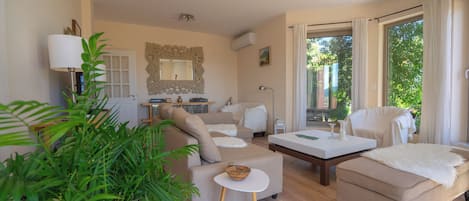Villa, 3 Bedrooms, Balcony, Garden View | Living area