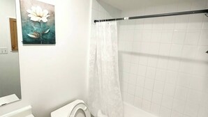 Un baño con inodoro, lavamanos y bañera.