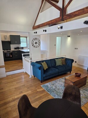 Ferienhaus, 3 Schlafzimmer, Raucher, Balkon | Wohnzimmer | Bücher