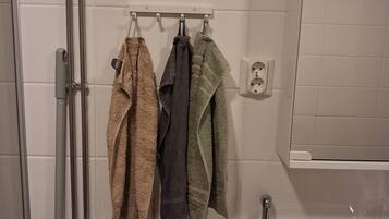 Room, 2 Bedrooms | Bathroom