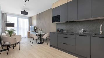Fridge, microwave, stovetop, dishwasher