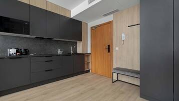 Cafetera/tetera, refrigerador, microondas, placa de cocina