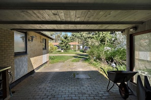 Terrace/patio - Peaceful holiday retreat near coast and nature (Store Fuglede)