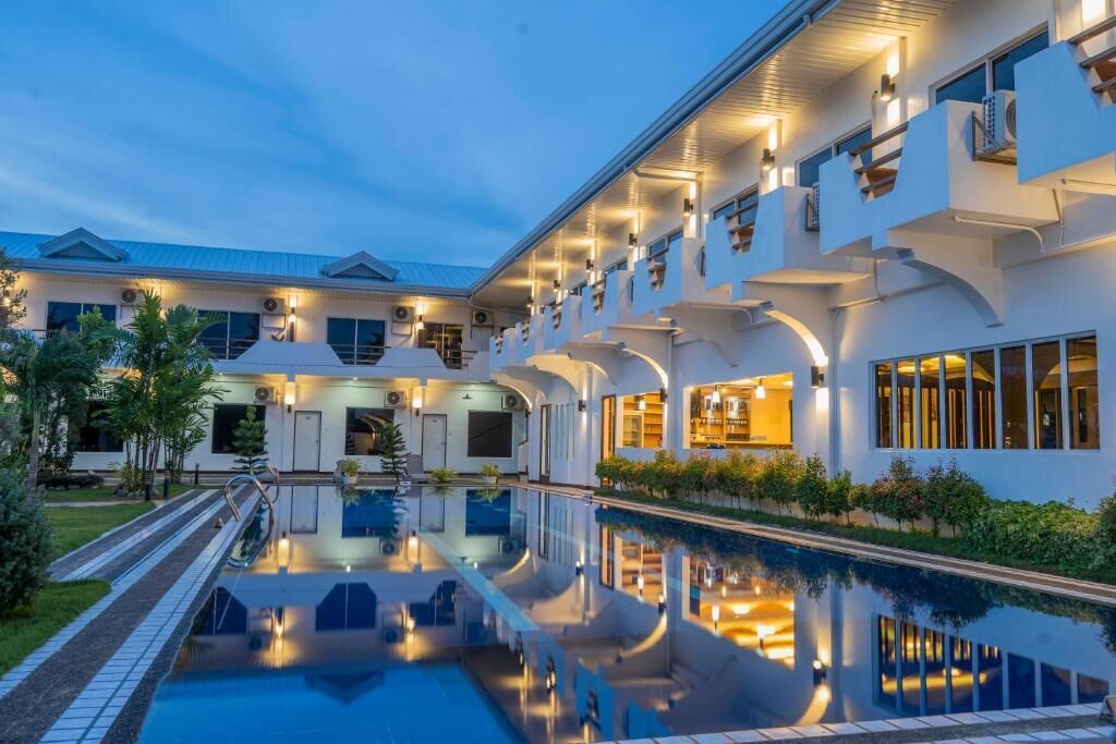 Una piscina al aire libre