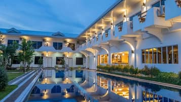 Una piscina al aire libre